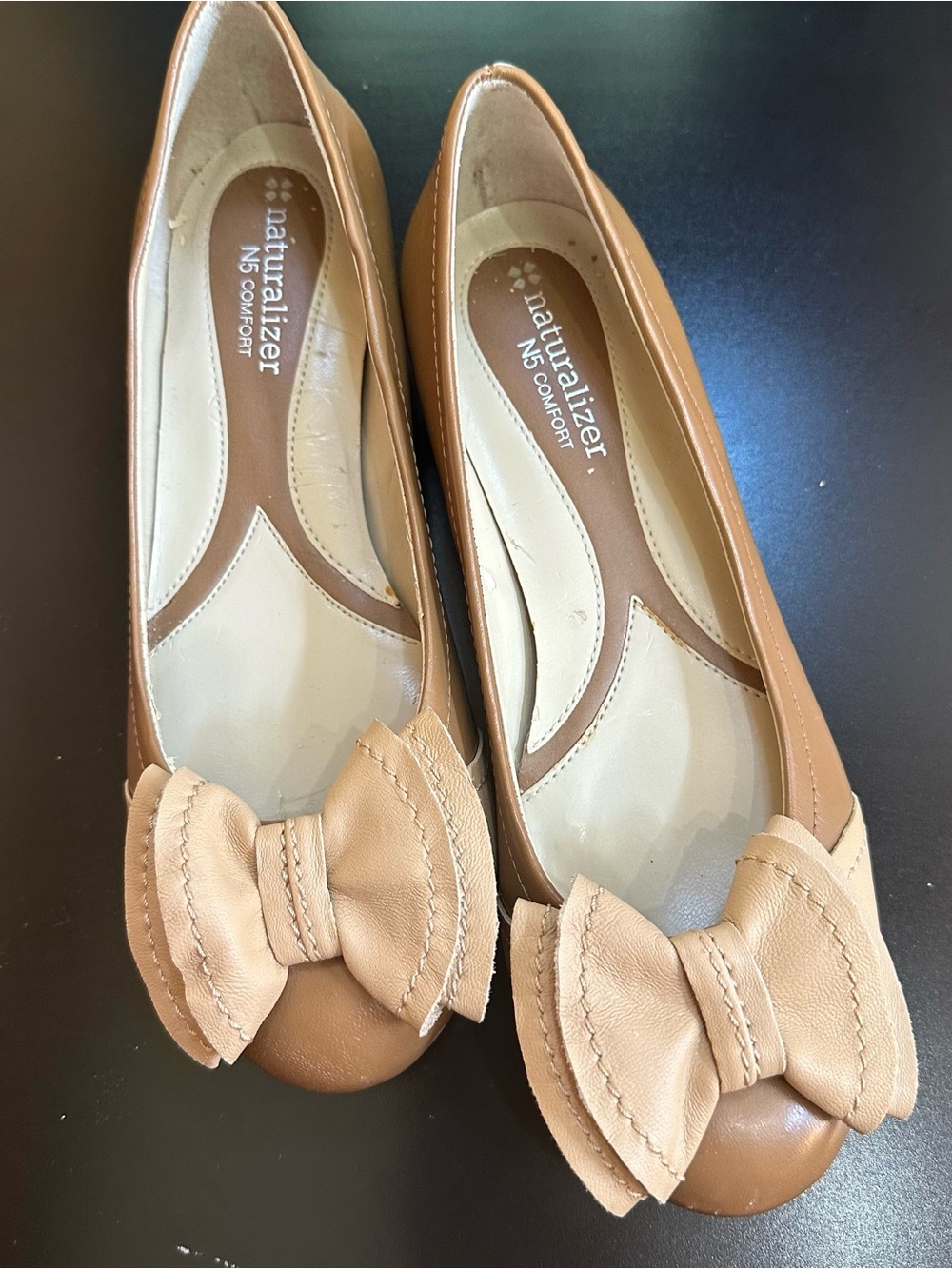 Naturalizer N5 Comfort Tan Beige Leather Bow Flats Size 6 Interior Flaw - Picture 3 of 10